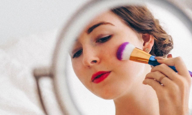 Τέσσερα μυστικά μακιγιάζ για να δείχνει νεανική η επιδερμίδα σου