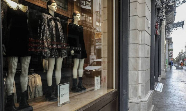 Οδηγός επιβίωσης στην εποχή του… click away: Ποια καταστήματα «ανοίγουν» και πώς θα ψωνίσετε