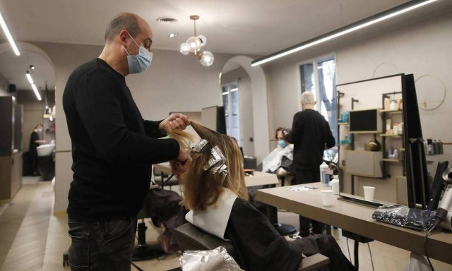 Χαμός στα κομμωτήρια - «Μάχη» για ένα ραντεβού