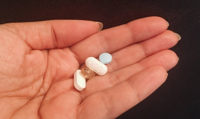 Παρακεταμόλη ή ιβουπροφαίνη: Τι δείχνουν νέες έρευνες για τη λήψη τους