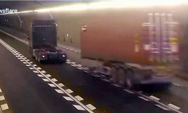 Δείτε ένα φορτηγό να το προσπερνά η ίδια του η καρότσα!