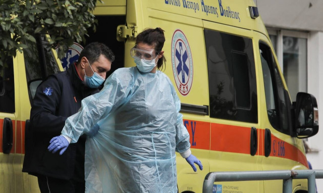 Κρούσματα σήμερα: Δεν μειώνονται οι αριθμοί - Το άνοιγμα των καταστημάτων και η αγωνία για τις ΜΕΘ