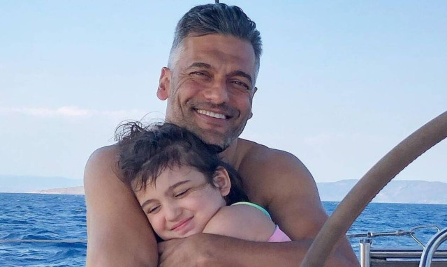 Στέλιος Κρητικός: Βόλτα με την κορούλα του, η οποία έχει μεγαλώσει αρκετά!