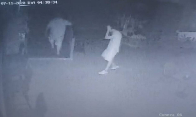 Βίντεο - ντοκουμέντο με τους «μπυρόβιους» διαρρήκτες: H εισβολή σε μπαρ γνωστού επιχειρηματία