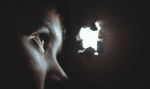 Φρίκη στη Ρόδο: 47χρονος βιντεοσκοπούσε 18χρονο που βίαζε τον ανήλικο αδερφό του