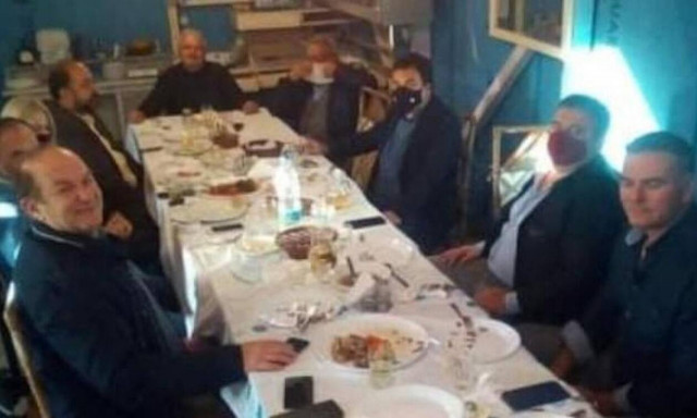 Σάλος στον Πύργο: Τραπέζωμα 12 ατόμων χωρίς μάσκες για το δήμαρχο!