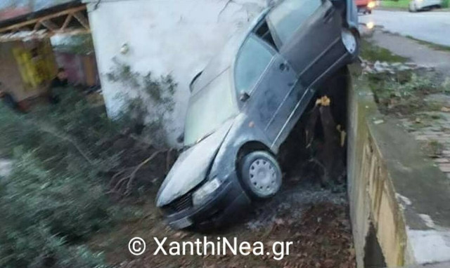 Ξάνθη: Κλεμμένο αυτοκίνητο κατέληξε μέσα σε σπίτι - Δείτε τι συνέβη (pics)