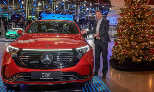 H Μercedes και η BMW «ενώνονται» για τα Χριστούγεννα (vid)