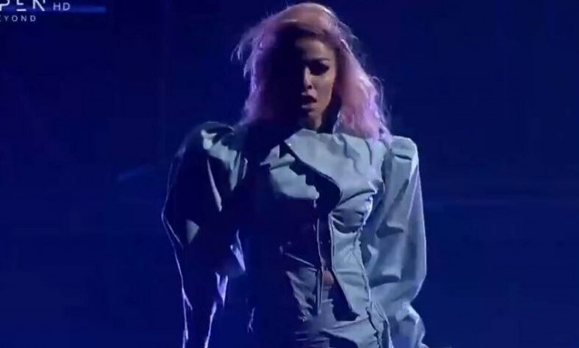 Just The 2 Of Us: «Φωτιά» η Ελένη Φουρέιρα στη σκηνή - Ο σέξι χορός της (video)