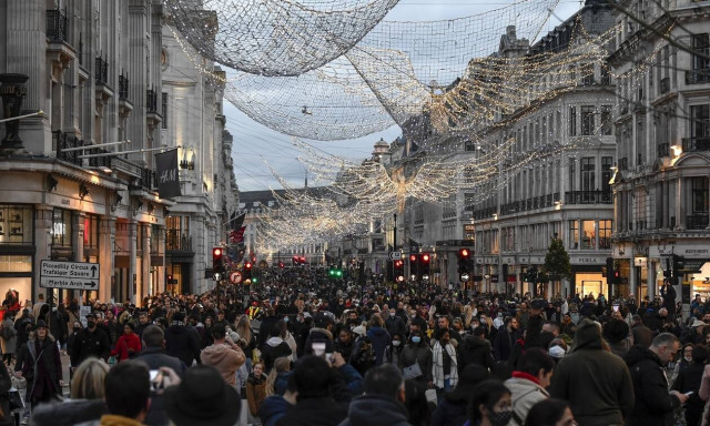 Λονδίνο - Κορονοϊός: Κοσμοσυρροή στους δρόμους - «Kαμπανάκι» από ειδικούς