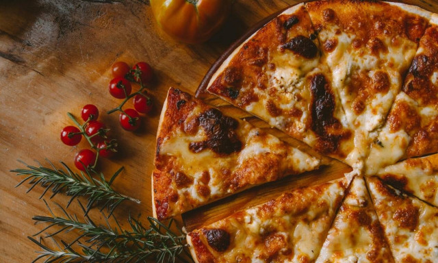 Η καλύτερη πίτσα που έχεις φάει ποτέ είναι αυτή & θα τη φτιάξεις μόνη σου