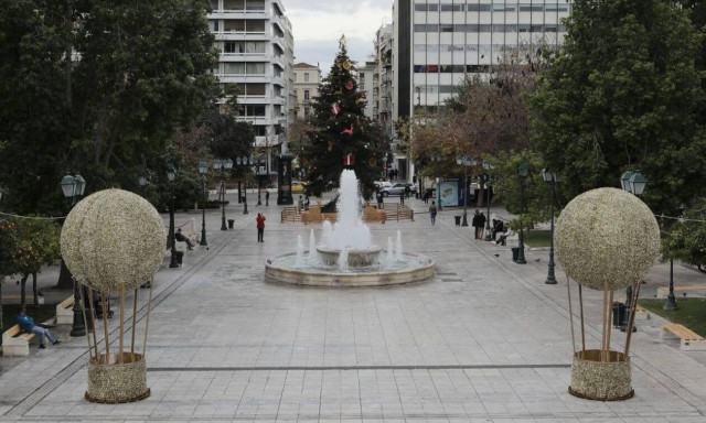 Χριστούγεννα: Η Αθήνα φόρεσε τα γιορτινά της! (pics)