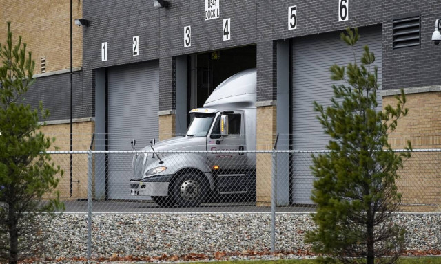 ΗΠΑ: Η ιστορική εκστρατεία εμβολιασμού κατά του Covid αρχίζει στη χώρα με ένα κομβόι από νταλίκες