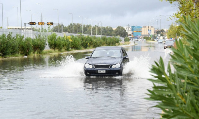 Κακοκαιρία: Καταστροφές και εγκλωβισμός οδηγού στη Βόρεια Ελλάδα - «Φούσκωσε» η Βιστωνίδα