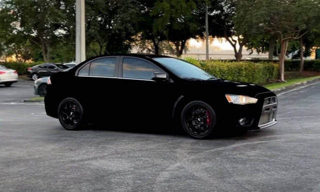 To ειδικό χρώμα αυτού του Mitsubishi Evo το κάνει να φαίνεται σαν «μαύρη τρύπα»