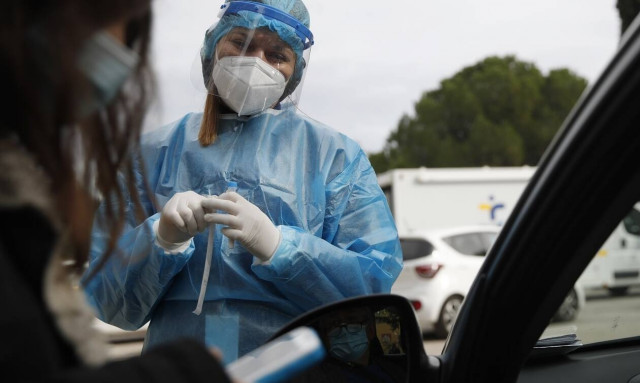 Κρούσματα σήμερα: Έπεσαν κάτω από το «φράγμα» των 200 σε Αθήνα και Θεσσαλονίκη  