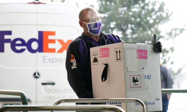 Ιστορικές στιγμές στις ΗΠΑ: Ξεκίνησε ο εμβολιασμός - Σε εξέλιξη η μεταφορά των εμβολίων 