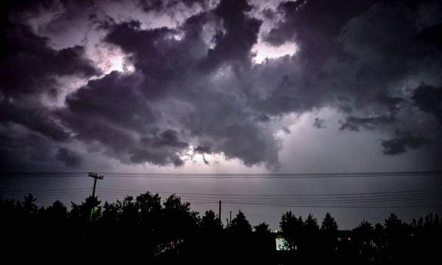Καιρός τώρα: Σε κλοιό καταιγίδων η μισή Ελλάδα - Άνοιξαν οι ουρανοί - Προσοχή τις επόμενες ώρες