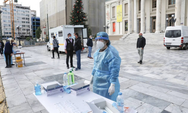 Κορονοϊός - «Καμπανάκι» από Βατόπουλο: Να προσέξουμε τα Χριστούγεννα - Κίνδυνος υπερμετάδοσης