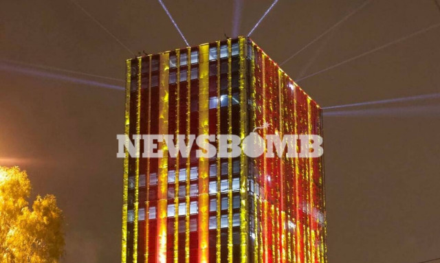 Χριστούγεννα στον Πειραιά: Φαντασμαγορικές εικόνες από τον Πύργο