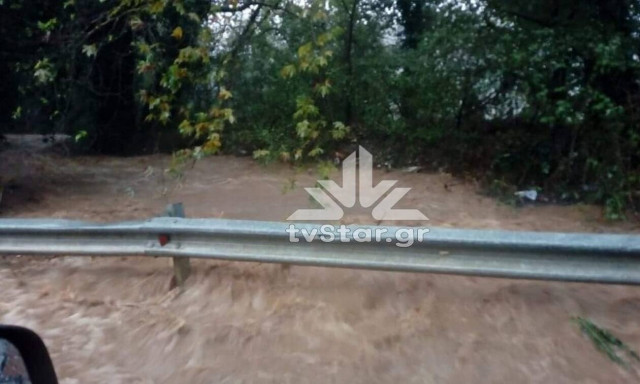 Εύβοια - Κακοκαιρία: «Άνοιξαν» οι ουρανοί – Υπερχείλισε ο ποταμός Κηρέας (vid)