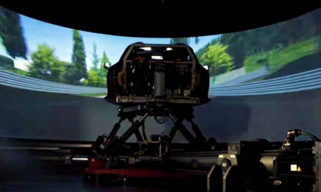 Δείτε τον απίστευτο προσομοιωτή οδήγησης της Mercedes-AMG