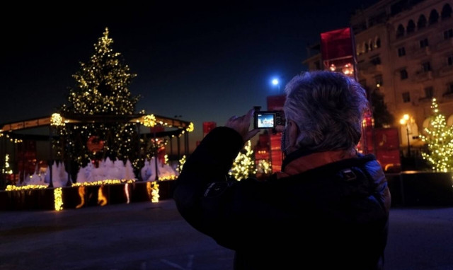 Θεσσαλονίκη: Μαγευτικές εικόνες στην πλατεία Αριστοτέλους - Φωταγωγήθηκε το δέντρο 