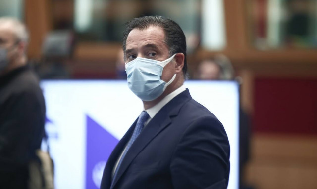 O Άδωνις, το κοντό παντελονάκι και το click away