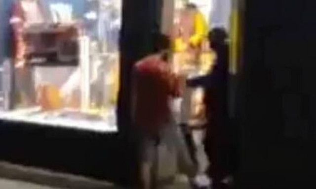 Click Away: Απίστευτο περιστατικό! Δοκίμασε παντελόνι στο… πεζοδρόμιο (vid)