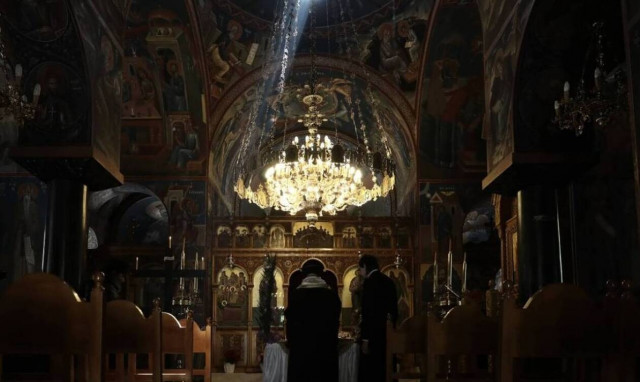 Lockdown: Τι θα ισχύσει για τις εκκλησίες τις γιορτές- Πώς και με πόσους θα τελεστούν οι λειτουργίες