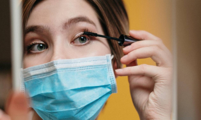 3 λόγοι για να μη φοράς μακιγιάζ κάτω από τη μάσκα σου