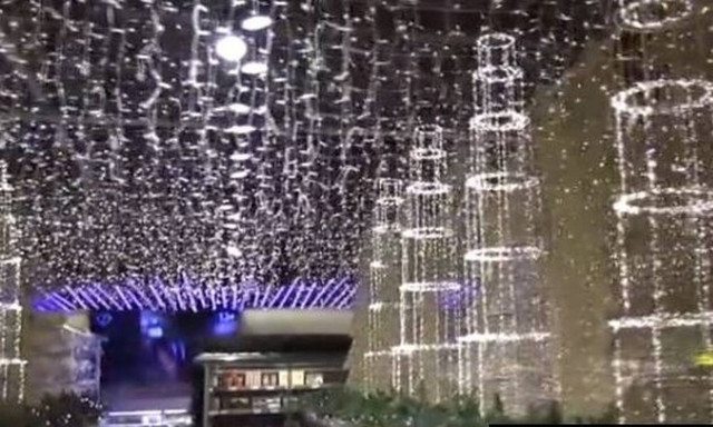 Χριστούγεννα: Στολισμός... υπερπαραγωγή σε σούπερ μάρκετ στη Μύκονο (video)