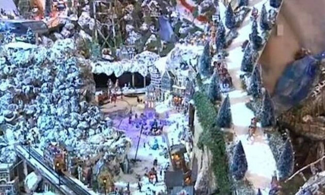 Ελληνικό: Έφτιαξε ένα χριστουγεννιάτικο χωριό στο σαλόνι του (video)