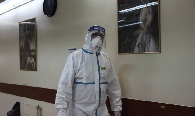 Κρούσματα σήμερα: Στα «κόκκινα» η αγωνία για την ανακοίνωση του ΕΟΔΥ