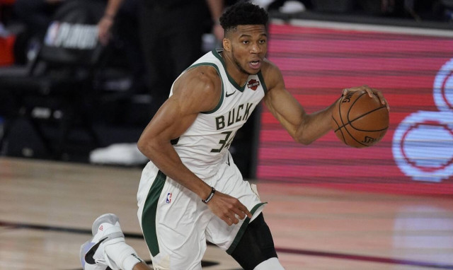 Γιάννης Αντετοκούνμπο: Στα «γαλανόλευκα» της Ελλάδας η γέφυρα του Μιλγουόκι (pics)