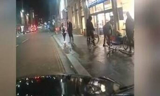 Απίστευτο περιστατικό: Κλώτσησε άστεγο και του έσπασε τη μύτη (σκληρές εικόνες)