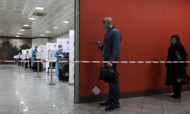 Κρούσματα σήμερα: 281 στην Αττική, 270 στη Θεσσαλονίκη - Πού εντοπίζονται οι νέες μολύνσεις