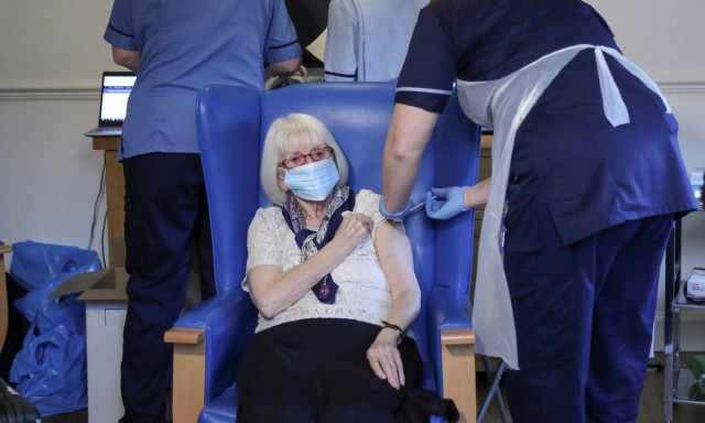 Βρετανία - Κορονοϊός: Σχεδόν 140.000 άνθρωποι έχουν λάβει ήδη την πρώτη δόση του εμβολίου