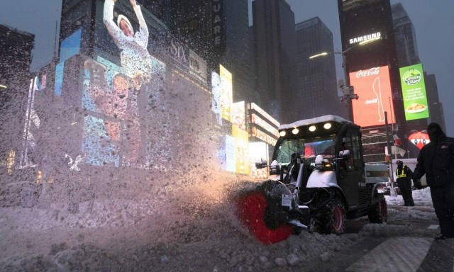 Στα λευκά η Νέα Υόρκη - Χιονοθύελλα έπληξε τις βορειοανατολικές των ΗΠΑ