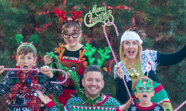 Αυτή η οικογένεια βγάζει τις πιο αστείες χριστουγεννιάτικες φωτογραφίες