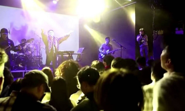 Ουχάν: Η πόλη βρίσκει τους ρυθμούς της - Πάρτι και κοσμοσυρροή στους δρόμους (vid)