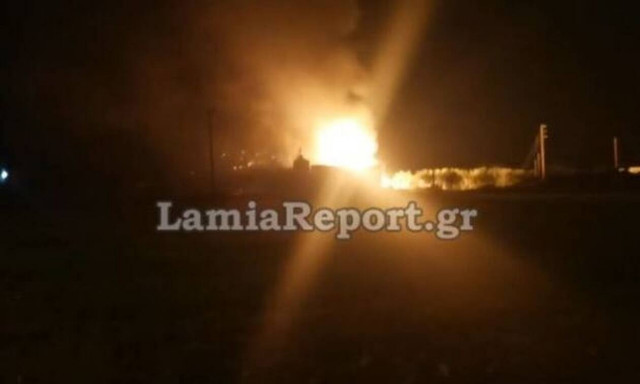 Λαμία: Δύο τραυματίες από έκρηξη σε πυρκαγιά - Εκκενώνεται η περιοχή