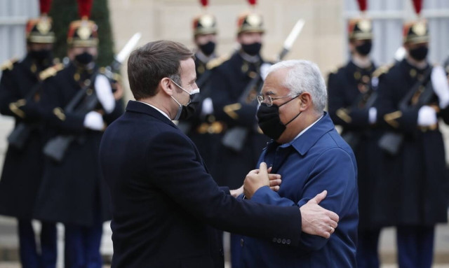 Μακρόν: Χειραψίες και εναγκαλισμοί με Ευρωπαίους ηγέτες πριν διαγνωσθεί θετικός στον κορονοϊό (pics)