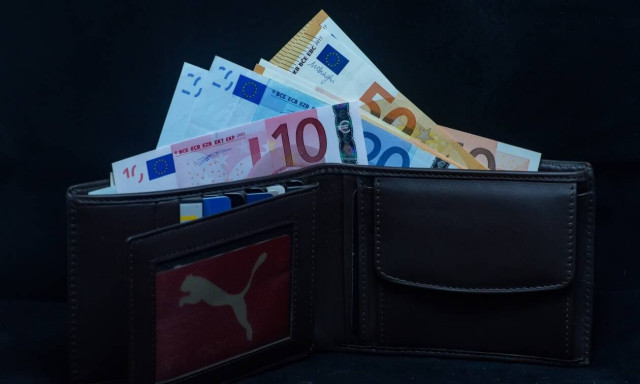 Δώρο Χριστουγέννων: Σε δυο φάσεις από τις 21 Δεκεμβρίου η καταβολή του σε 1.060.434 δικαιούχους 