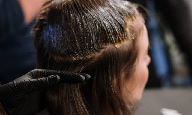 Βαφή μαλλιών: Γιατί πρέπει να έχουν περάσει μέρες από το τελευταίο λούσιμο;