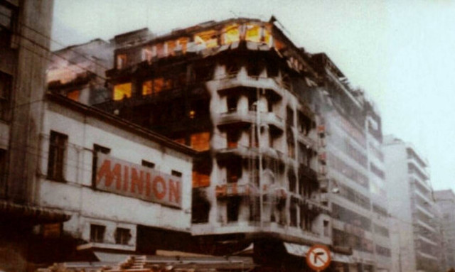 Οι δύο πυρκαγιές που «σημάδεψαν» την Αθήνα εν μέσω της εορταστικής περιόδου