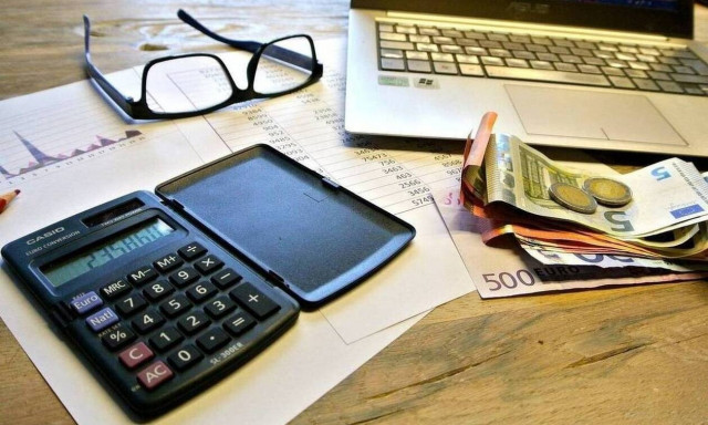 Οι 25 αλλαγές για πρόστιμα, οφειλές, ακίνητα και συνταξιούχους που φέρνει το πολυνομοσχέδιο «σκούπα»