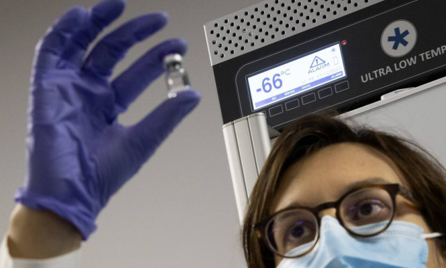 Κορoνοϊός - Έλληνας γιατρός: «Αστείες οι παρενέργειες του εμβολίου σε σχέση με τη διασωλήνωση»