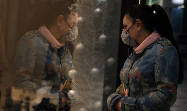 Αγορές με click away: Δοκιμάζουν ρούχα και παπούτσια στο πεζοδρόμιο (vid)