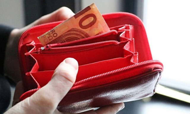 Θεσσαλονίκη: Βρήκε και παρέδωσε στην αστυνομία τσαντάκι με 15.000 ευρώ - Άνεργη η ίδια και ο σύζυγός